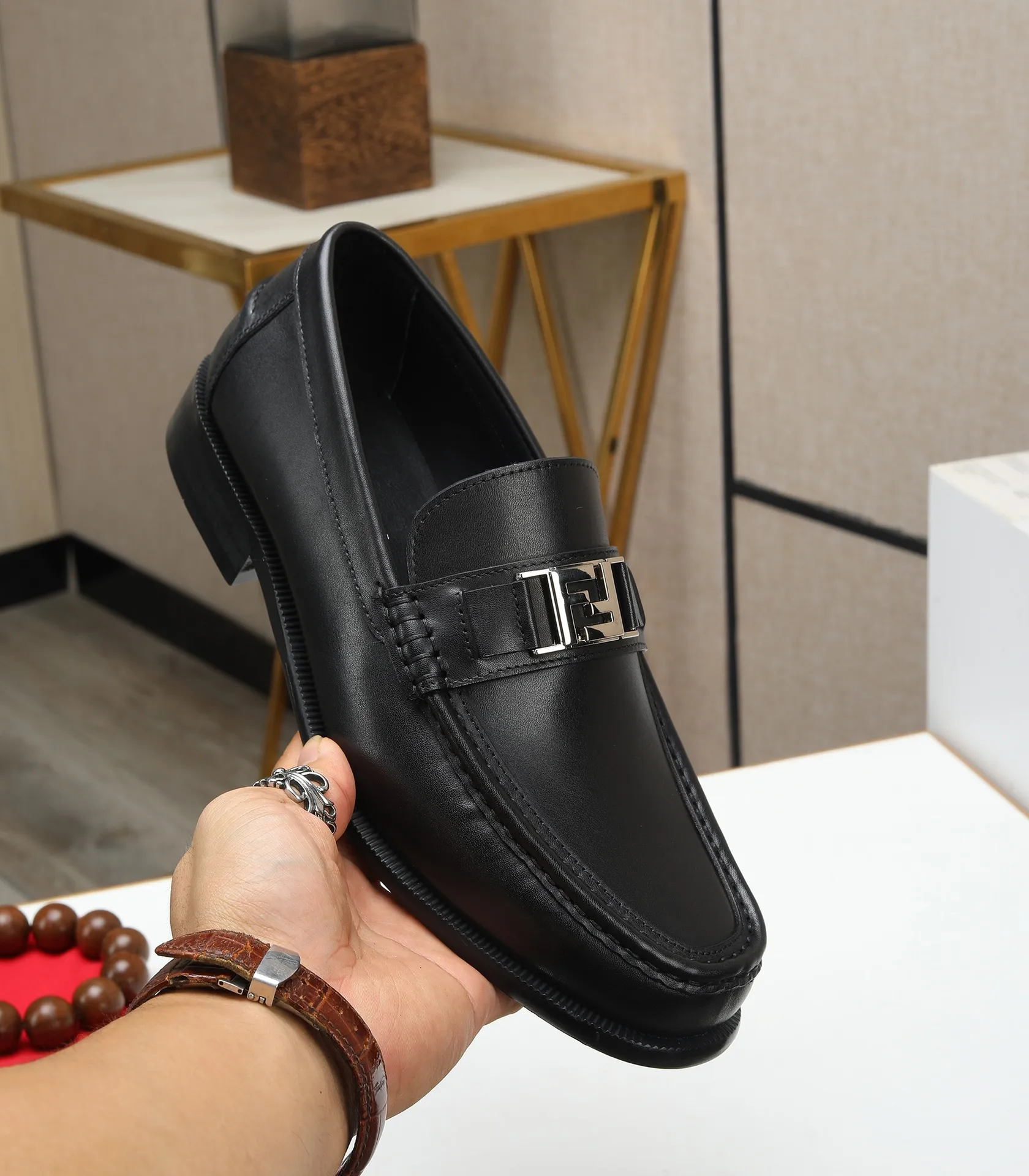 Men's shoes 💰580 (high-end, full cowhide) FENDI Fendi high-end formal leather shoes, original Italian imported cowhide surface + cowhide lining, original hardware, I believe you will be impressed from the first time you see it. The avant-garde atmosphere can no longer fully interpret its elegance. AAA grade rubber outsole, super comfortable. Original counter last, ensuring its original version and quality. The simple upper ensures its comfort and breathability. A pair of truly good shoes has its own unique soul, famous quality, regular size 38-44 (45 46 customized)